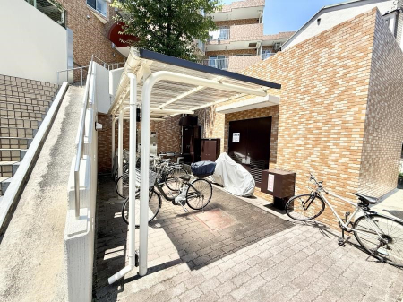 ���̑��@�O�ρ����]�Ԃ��g�����Ƒ��ɂ����S�̒��փX�y�[�X��~�n���ɂ��p��