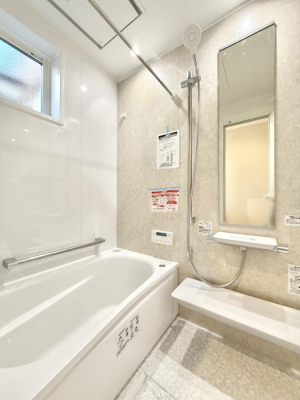 �����@�����������������F�����̕ǖʁA������芰����o�X���[��