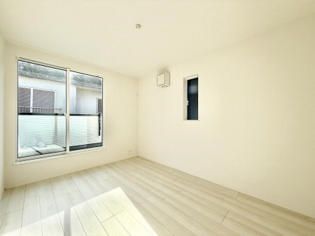 �Q���@�������V���v���ȋ�ԂŁA���[�t���x�b�h��f�X�N�ȂǁA���@�\�ȉƋ�����p���₷���ł�