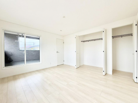 �Q���@�������V���v���ȋ�ԂŁA���[�t���x�b�h��f�X�N�ȂǁA���@�\�ȉƋ�����p���₷���ł�