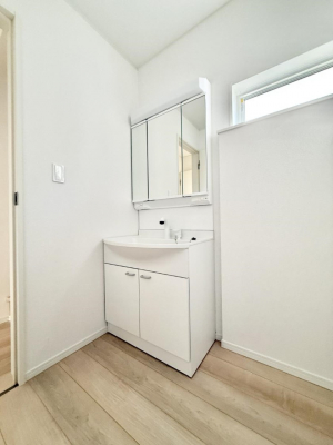 �����@�����������������F�����̕ǖʁA������芰����o�X���[��