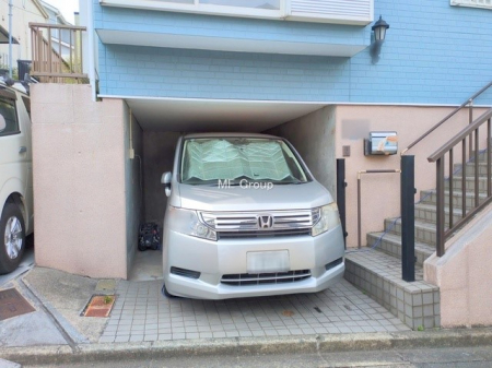 �@�O�ρ�����ɂ��钓�ԃX�y�[�X�Ȃ̂ň��S�ł���