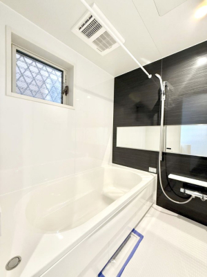 �����@�����������������F�����̕ǖʁA������芰����o�X���[��