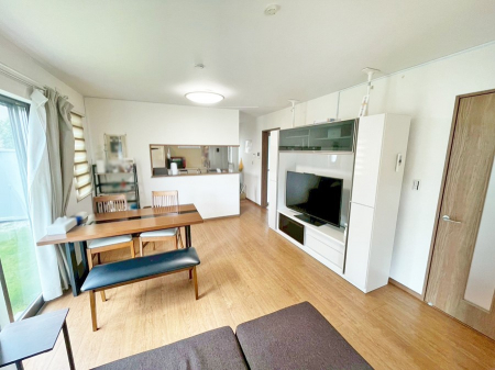 ���r���O�@���������났�ƏΊ炪�W�܂�A�S���܂郊�r���O���Ƌ�̓C���[�W�ł�