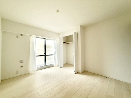 �Q���@�������V���v���ȋ�ԂŁA���[�t���x�b�h��f�X�N�ȂǁA���@�\�ȉƋ�����p���₷���ł�