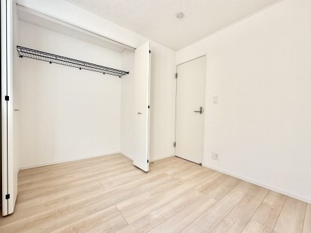 �Q���@�������V���v���ȋ�ԂŁA���[�t���x�b�h��f�X�N�ȂǁA���@�\�ȉƋ�����p���₷���ł�