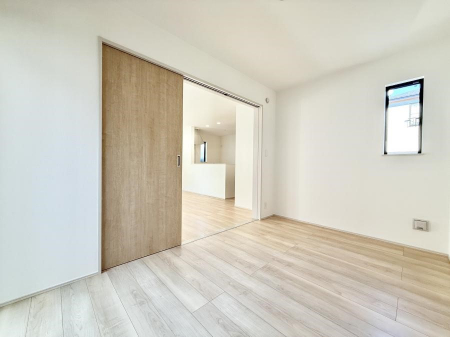 �Q���@�������V���v���ȋ�ԂŁA���[�t���x�b�h��f�X�N�ȂǁA���@�\�ȉƋ�����p���₷���ł�