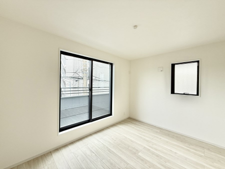 �Q���@�������V���v���ȋ�ԂŁA���[�t���x�b�h��f�X�N�ȂǁA���@�\�ȉƋ�����p���₷���ł�