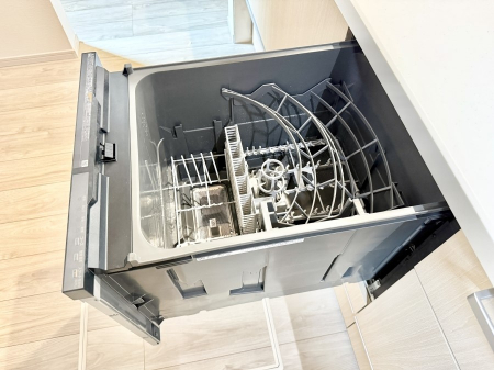 ���̑����ρ@�ݔ�����ԂȂ����I�H����s�J�s�J�Ɏd�グ�Ă���܂�