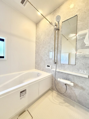 �����@�����������������F�����̕ǖʁA������芰����o�X���[��