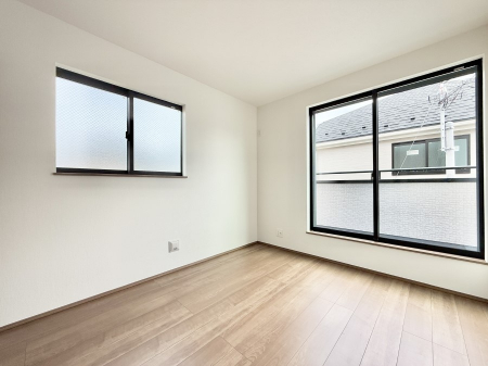 �Q���@�������V���v���ȋ�ԂŁA���[�t���x�b�h��f�X�N�ȂǁA���@�\�ȉƋ�����p���₷���ł�