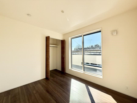 �Q���@�������V���v���ȋ�ԂŁA���[�t���x�b�h��f�X�N�ȂǁA���@�\�ȉƋ�����p���₷���ł�