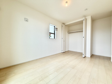 �Q���@�������V���v���ȋ�ԂŁA���[�t���x�b�h��f�X�N�ȂǁA���@�\�ȉƋ�����p���₷���ł�