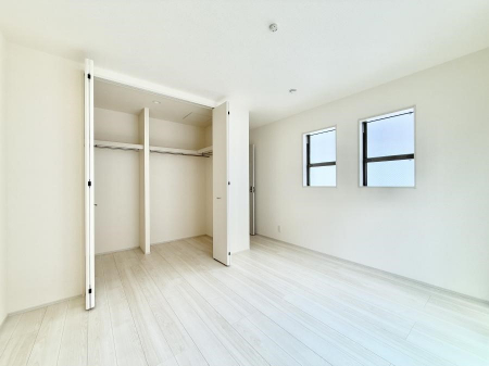 �Q���@�������V���v���ȋ�ԂŁA���[�t���x�b�h��f�X�N�ȂǁA���@�\�ȉƋ�����p���₷���ł�