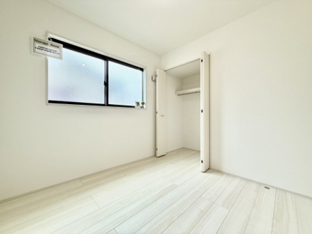 �Q���@�������V���v���ȋ�ԂŁA���[�t���x�b�h��f�X�N�ȂǁA���@�\�ȉƋ�����p���₷���ł�