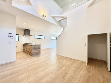 ���r���O�@���������S�n�̂����A���z�̃��r���O