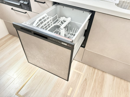 ���̑����ρ@�ݔ�����ԂȂ����I�H����s�J�s�J�Ɏd�グ�Ă���܂�