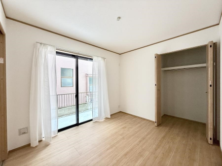 �Q���@�������V���v���ȋ�ԂŁA���[�t���x�b�h��f�X�N�ȂǁA���@�\�ȉƋ�����p���₷���ł�