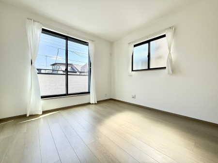 �Q���@�������V���v���ȋ�ԂŁA���[�t���x�b�h��f�X�N�ȂǁA���@�\�ȉƋ�����p���₷���ł�