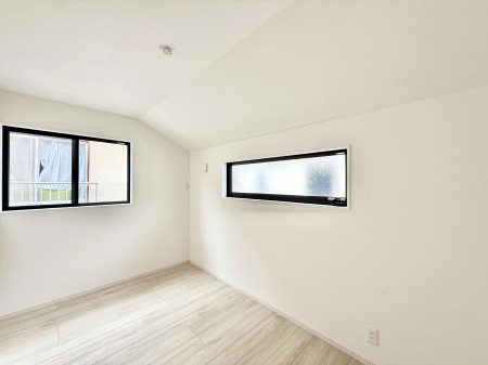 �Q���@�������V���v���ȋ�ԂŁA���[�t���x�b�h��f�X�N�ȂǁA���@�\�ȉƋ�����p���₷���ł�