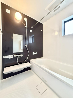 �����@�����������������F�����̕ǖʁA������芰����o�X���[��