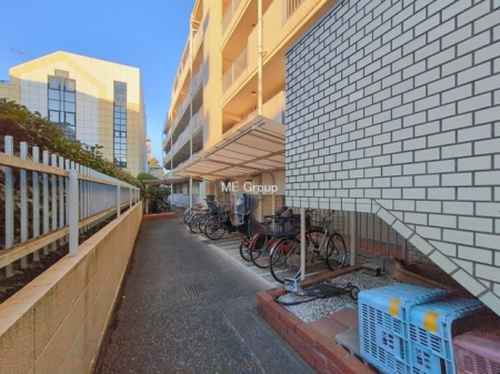 ���̑��@�O�ρ����X�̈ړ��ɕ֗��Ȓ��փX�y�[�X����������m�ۂ���Ă��܂�