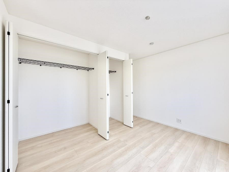 �Q���@�������V���v���ȋ�ԂŁA���[�t���x�b�h��f�X�N�ȂǁA���@�\�ȉƋ�����p���₷���ł�