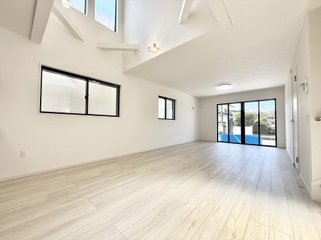 ���r���O�@���������S�n�̂����A���z�̃��r���O