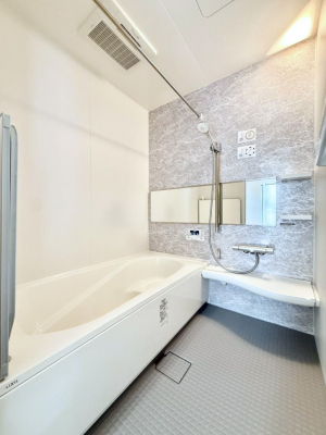 �����@�����������������F�����̕ǖʁA������芰����o�X���[��