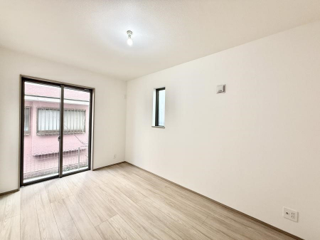 �Q���@�������V���v���ȋ�ԂŁA���[�t���x�b�h��f�X�N�ȂǁA���@�\�ȉƋ�����p���₷���ł�