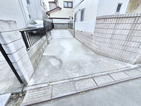 �@�O�ρ�����ɂ��钓�ԃX�y�[�X�Ȃ̂ň��S�ł���