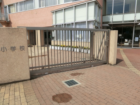 ���ӊ��@���w�Z 160m ���z�s�����a���w�Z