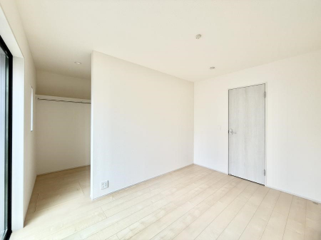 �Q���@�������V���v���ȋ�ԂŁA���[�t���x�b�h��f�X�N�ȂǁA���@�\�ȉƋ�����p���₷���ł�