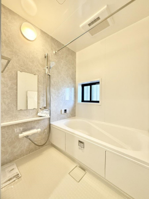 �����@�����������������F�����̕ǖʁA������芰����o�X���[��