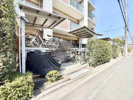 ���̑��@�O�ρ����X�̈ړ��ɕ֗��Ȓ��փX�y�[�X����������m�ۂ���Ă��܂�