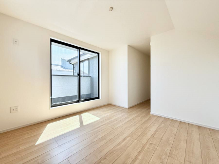 �Q���@�������V���v���ȋ�ԂŁA���[�t���x�b�h��f�X�N�ȂǁA���@�\�ȉƋ�����p���₷���ł�