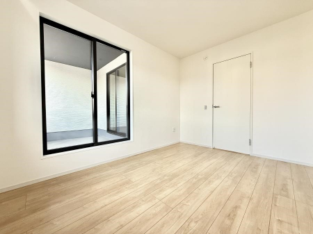 �Q���@�������V���v���ȋ�ԂŁA���[�t���x�b�h��f�X�N�ȂǁA���@�\�ȉƋ�����p���₷���ł�