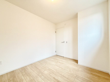 �Q���@�������V���v���ȋ�ԂŁA���[�t���x�b�h��f�X�N�ȂǁA���@�\�ȉƋ�����p���₷���ł�