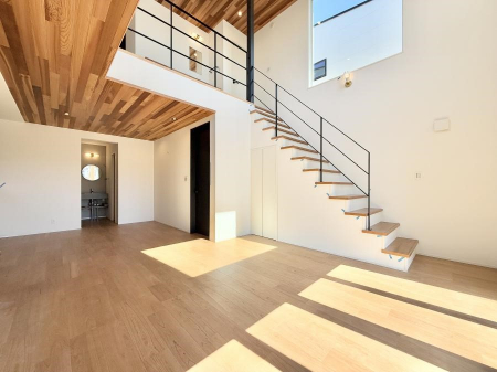 ���r���O�@���������S�n�̂����A���z�̃��r���O