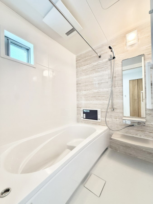 �����@�����������������F�����̕ǖʁA������芰����o�X���[��