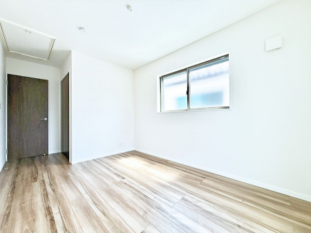 �Q���@�������V���v���ȋ�ԂŁA���[�t���x�b�h��f�X�N�ȂǁA���@�\�ȉƋ�����p���₷���ł�