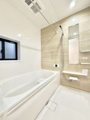 �����@�����������������F�����̕ǖʁA������芰����o�X���[��