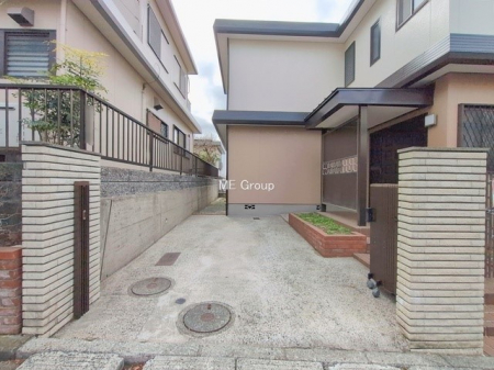 �@�O�ρ�����ɂ��钓�ԃX�y�[�X�Ȃ̂ň��S�ł���